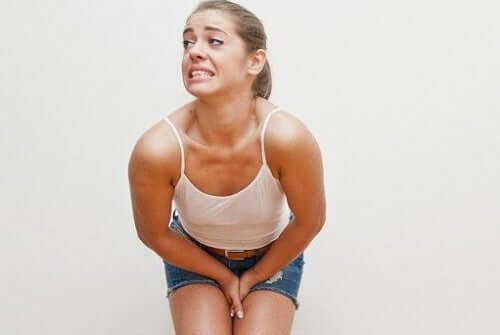 Mulher com vontade de urinar