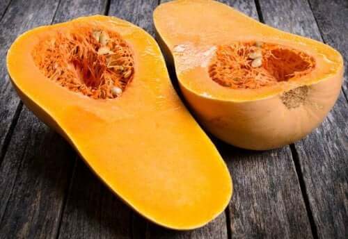 Abóbora para fazer uma salada de vegetais assados