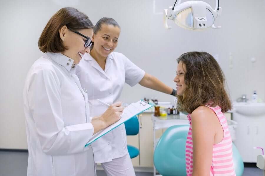 Adolescente sendo examinada por mulheres