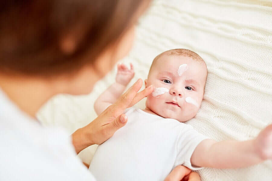 Aplicar creme hidratante em bebê