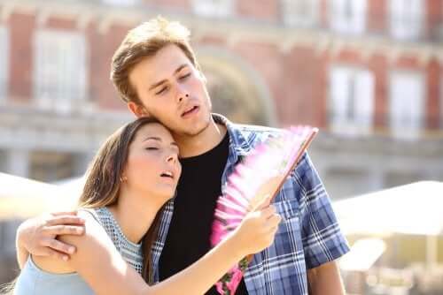 Casal passando muito calor