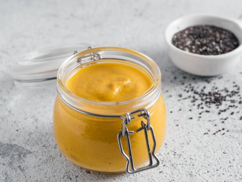 Como preparar uma maionese de alho e cúrcuma