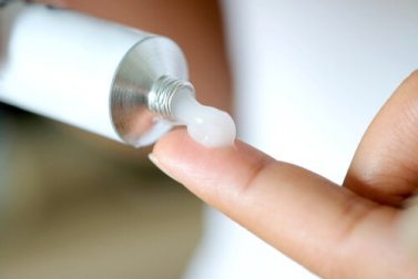 Como aplicar corticosteroides tópicos?