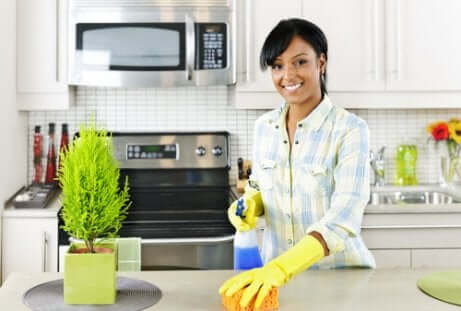 Mulher limpando a cozinha