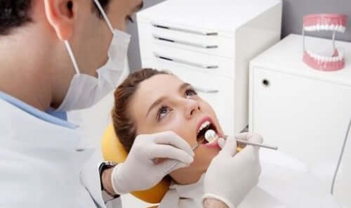 Limpeza profissional no dentista