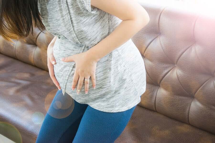 Mulher grávida sentindo dor