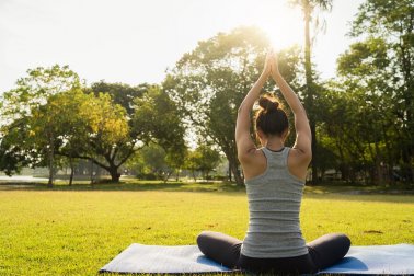 6 exercícios de yoga para descansar melhor