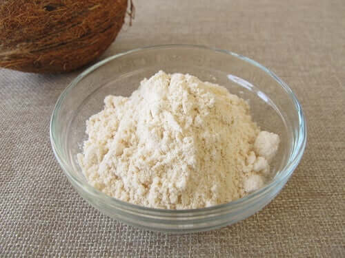 Tigela com farinha de coco