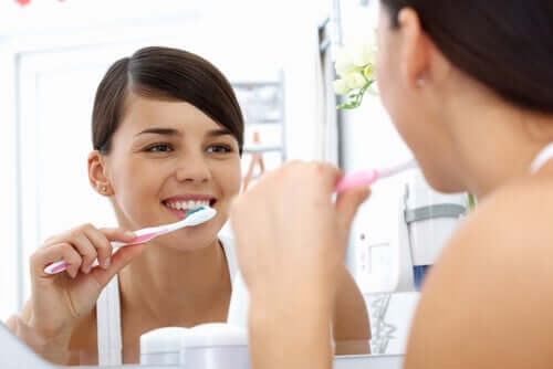 Jovem escovando os dentes
