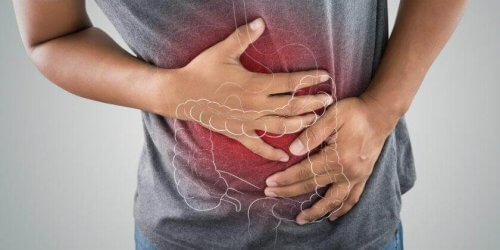 Homem com dor intestinal