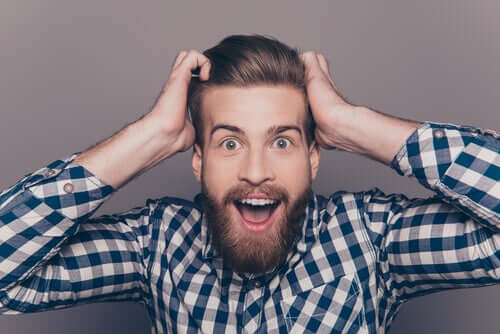 Homem usando barba