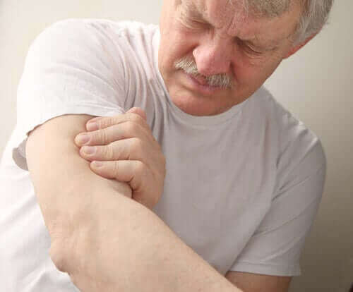 Homem com dor no braço