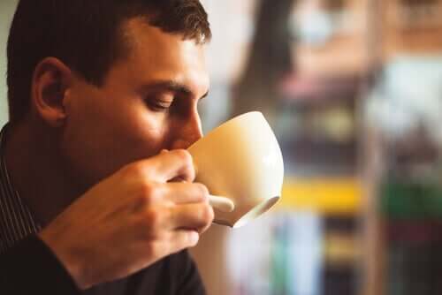 Homem tomando café