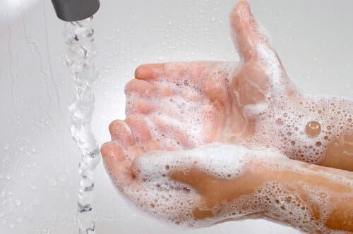 Lavar as mãos com frequência