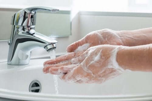 Lavar as mãos com frequência