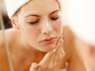 Limpeza da pele com acne