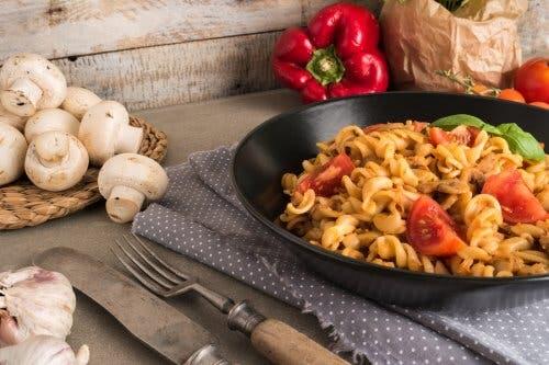 Lata de atum com macarrão