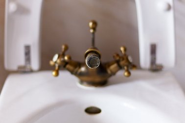 Como tirar as manchas de calcário do banheiro