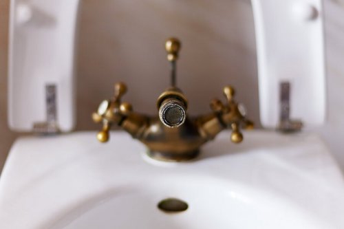 Como tirar as manchas de calcário do banheiro