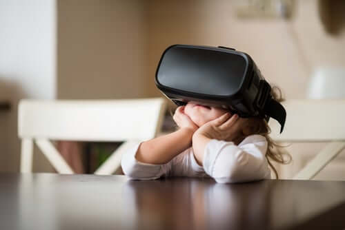 Criança usando realidade virtual
