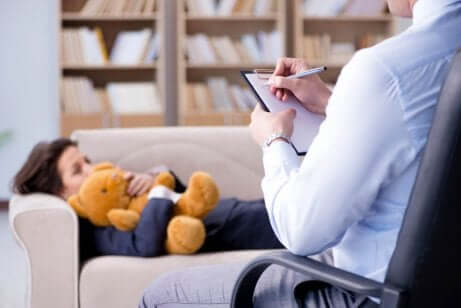 Criança em sessão com psicólogo