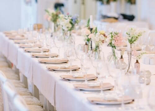 Mesa montada para festa de casamento