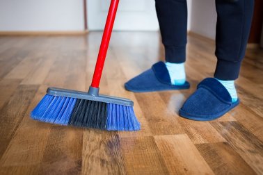 4 métodos para polir pisos de madeira com produtos caseiros