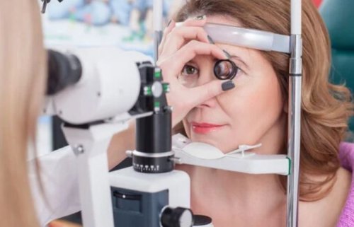 Mulher fazendo exame oftalmológico