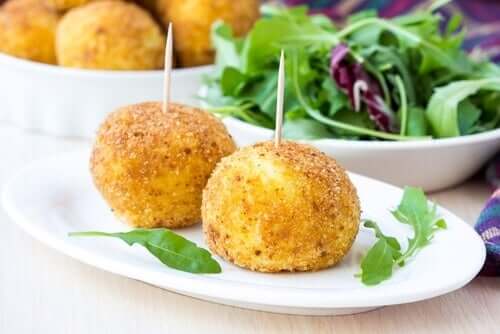 Croquetes recheados com queijo cremoso