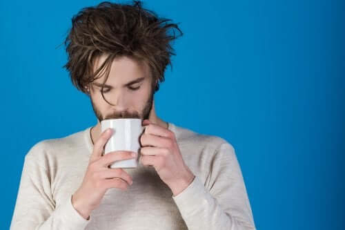 Homem tomando chá