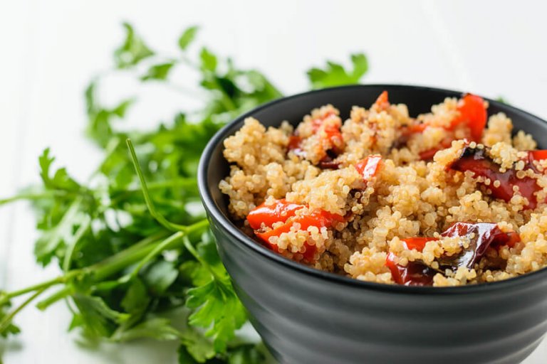 Salada de vegetais assados com quinoa