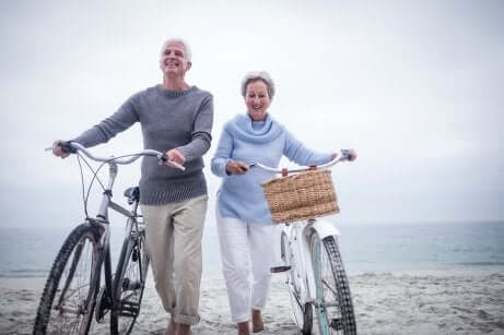 Casal idoso de bicicleta
