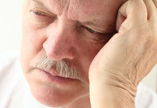 Senhor idoso com Alzheimer