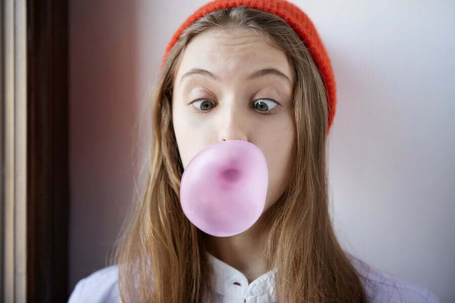 12 truques para remover chiclete grudado no cabelo