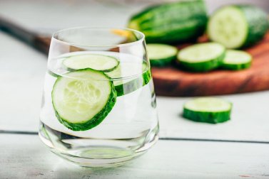 Benefícios e receita da água de pepino para a retenção de líquidos