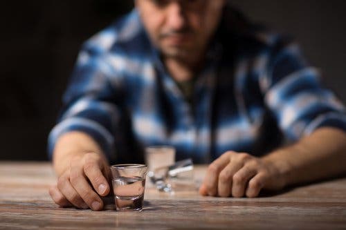 Homem viciado em álcool