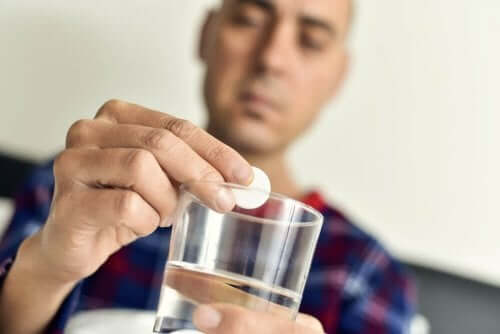 Homem tomando medicamento