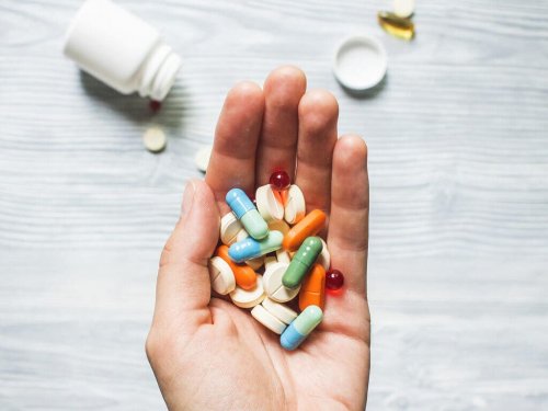 Pessoa segurando medicamentos
