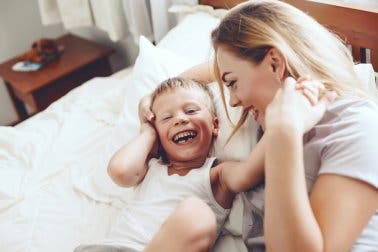 Mãe e filho rindo juntos