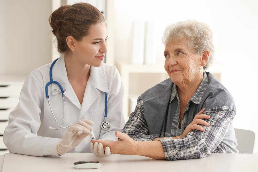 Médica com paciente diabética
