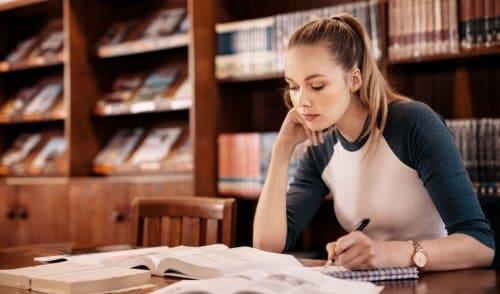 Jovem estudando em biblioteca