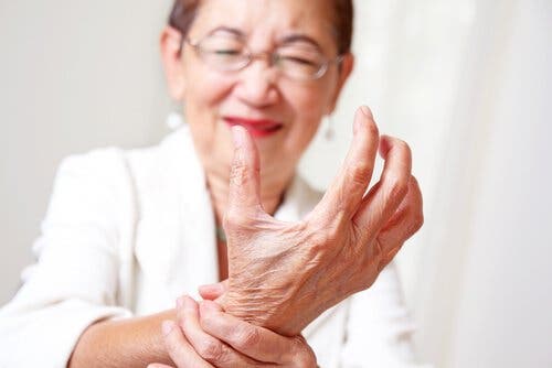 Senhora com artrite nas mãos