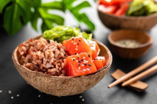 Salada de arroz e salmão