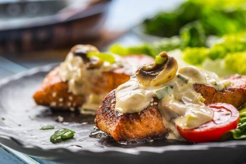 Salmão com verduras e molho