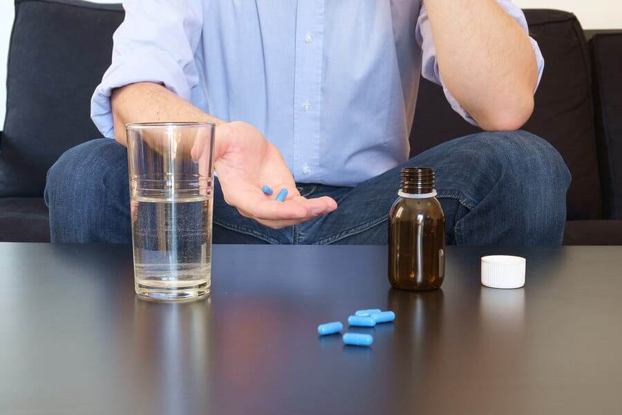 Homem tomando viagra