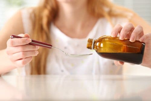 Mulher tomando xarope