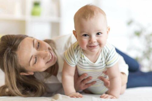 Bebê sorrindo com a sua mãe