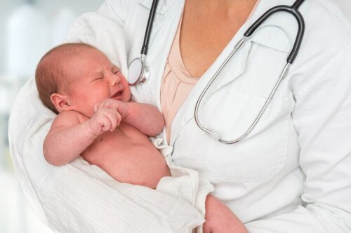Bebê em consulta pediátrica