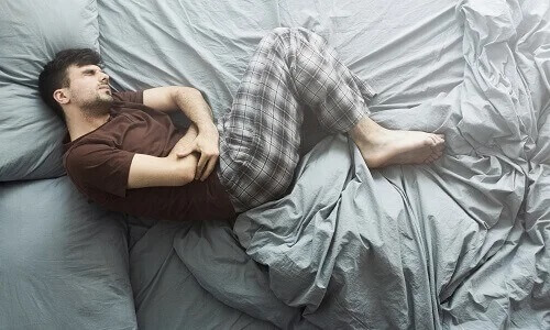 Homem sofrendo com indigestão