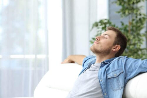 Homem relaxando em sofá